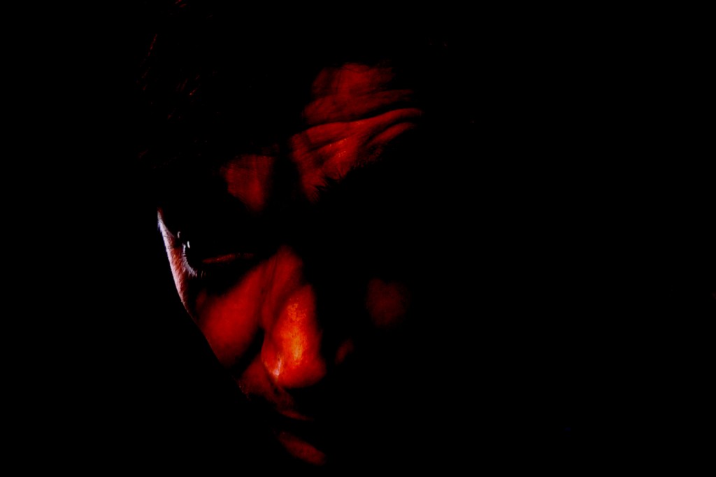 EIN WENIG LICHT (SELBSTPORTRAIT)